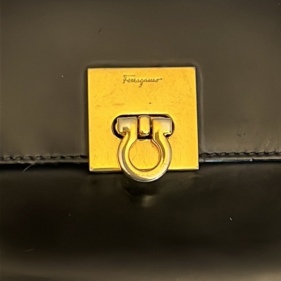 Salvatore Ferragamo Small Black Leather Wallet with Callouts in the coin purse - Picture 5 of 10